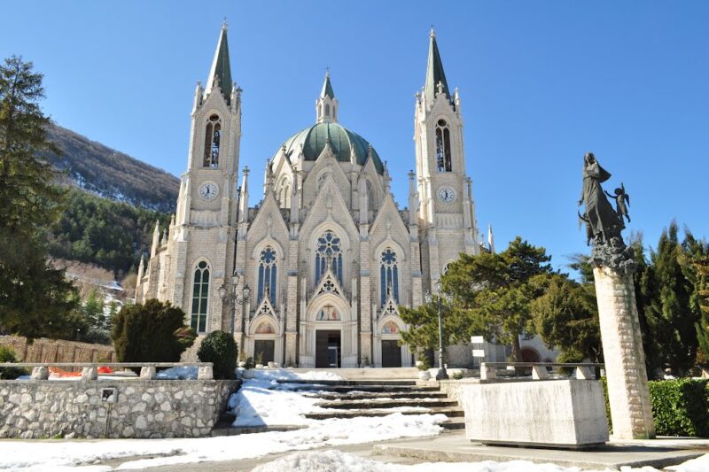 VACANZE DISTENSIVE E RILASSANTI <br> NEL PARCO NAZ.LE D'ABRUZZO <br>  6 / 11 / Luglio 2026