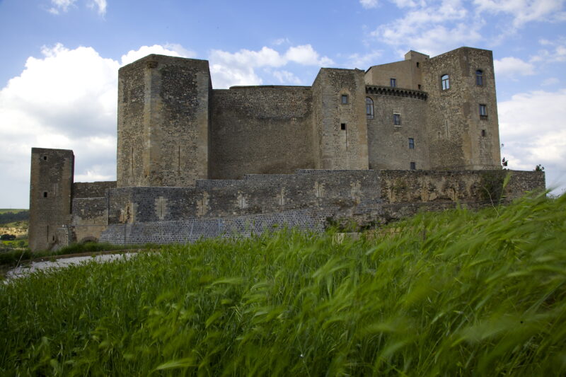 M  E  L  F  I  <br> la giornata medievale con spettacolo di <br> Falconeria e Corteo Storico <br> 25 OTTOBRE 2026